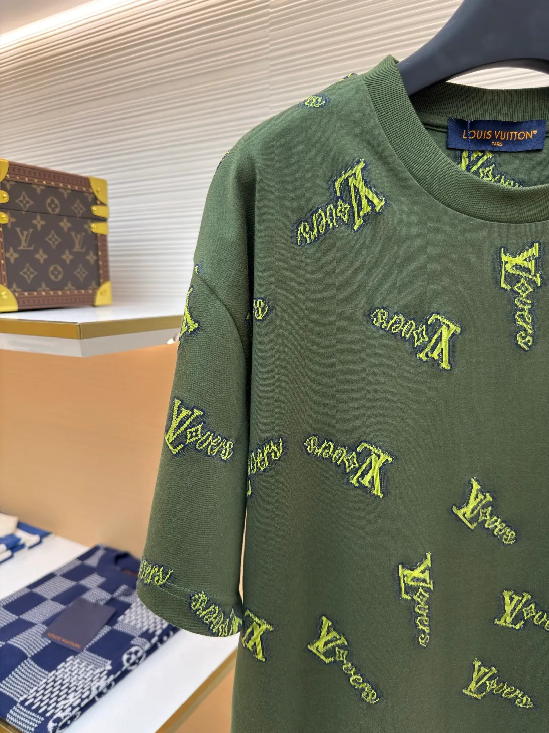 LOUIS VUITTON cut-out letter T-shirt ●Authentic product: purchased and developed at 8950 ●Item number: 1680397-A85 ●Fabric: combed cotton yarn fabric ●Technology: washed production ●Version: fitted version ●Weight: about 255 grams ●Size: XS-S-M-L ●Description: The fabric is made of 60S double-ply combed cotton yarn. The color of the bulk yarn is ordered and dyed. The Y version is purchased and the hem fabric is disassembled to analyze the yarn parameters. The green embryo is woven using a 60s double-ply ring-spun yarn and an 8-cylinder fly knitting circular knitting machine. All the base and yarn threads of the gray fabric are machine-trimmed. The yarn loss rate of the gray fabric is as high as 40%. The high cost of raw material loss increases dramatically. In the later stage, an air cylinder is used for high-temperature and high-pressure washing water setting + liquid ammonia soaking to make the tissue between the yarns tighter. The overall fabric surface is flat and the reference Y version of the garment is cut by hand with front and rear positioning flowers. The overall wiring is straight and delicate, the fabric is comfortable and soft, and the color is consistent without color difference. It can be matched with the same style to create a fashionable look and control various occasions. Customized accessories, complete with three standards, same style for men and women!